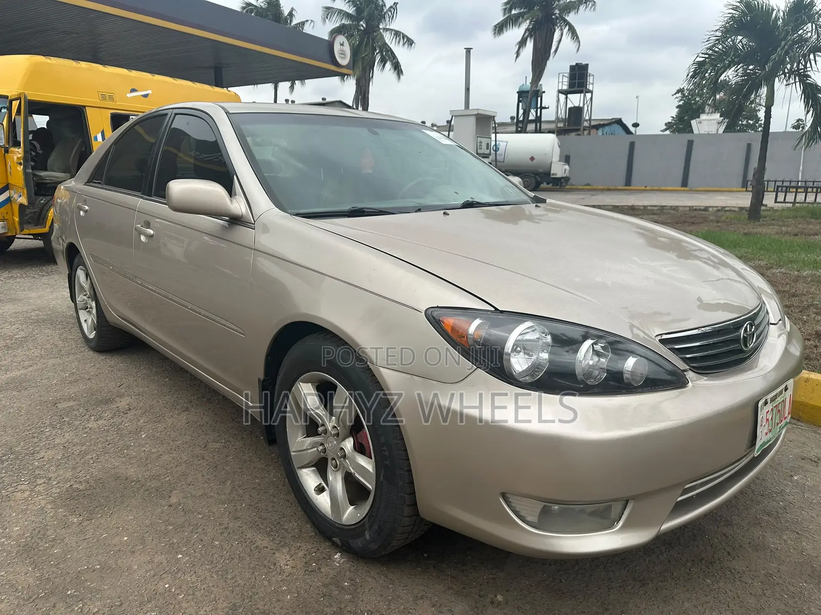 Toyota Camry XLE V6 4dr Sedan (3.0L 6cyl 5A) 2005 Gold