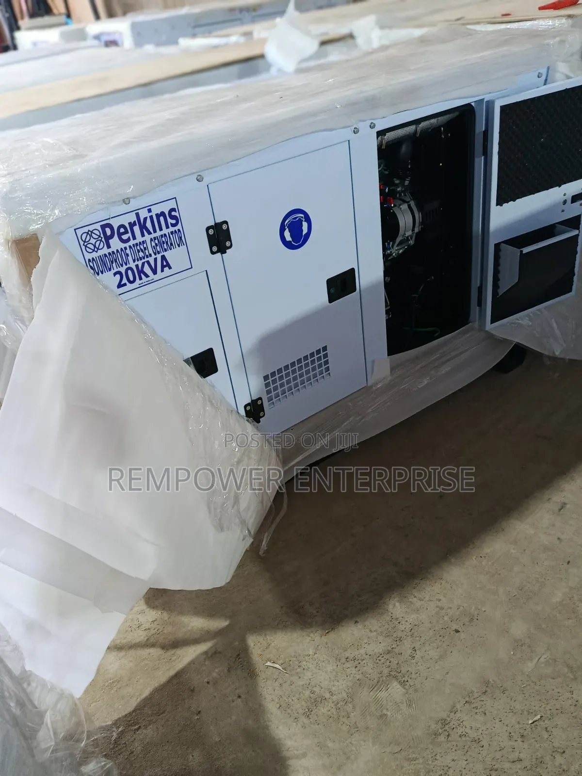 {} England Standard Perkins Soundproof Diesel Generator 20kva
