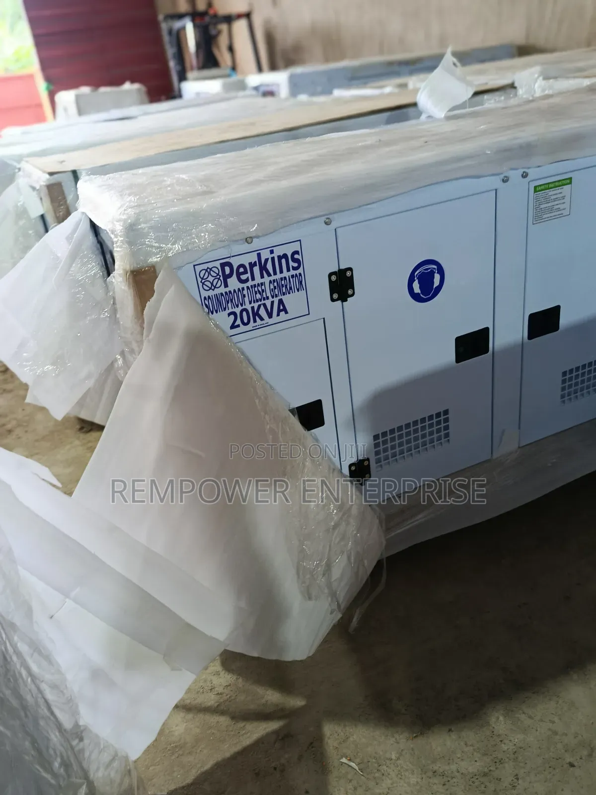 {} England Standard Perkins Soundproof Diesel Generator 20kva