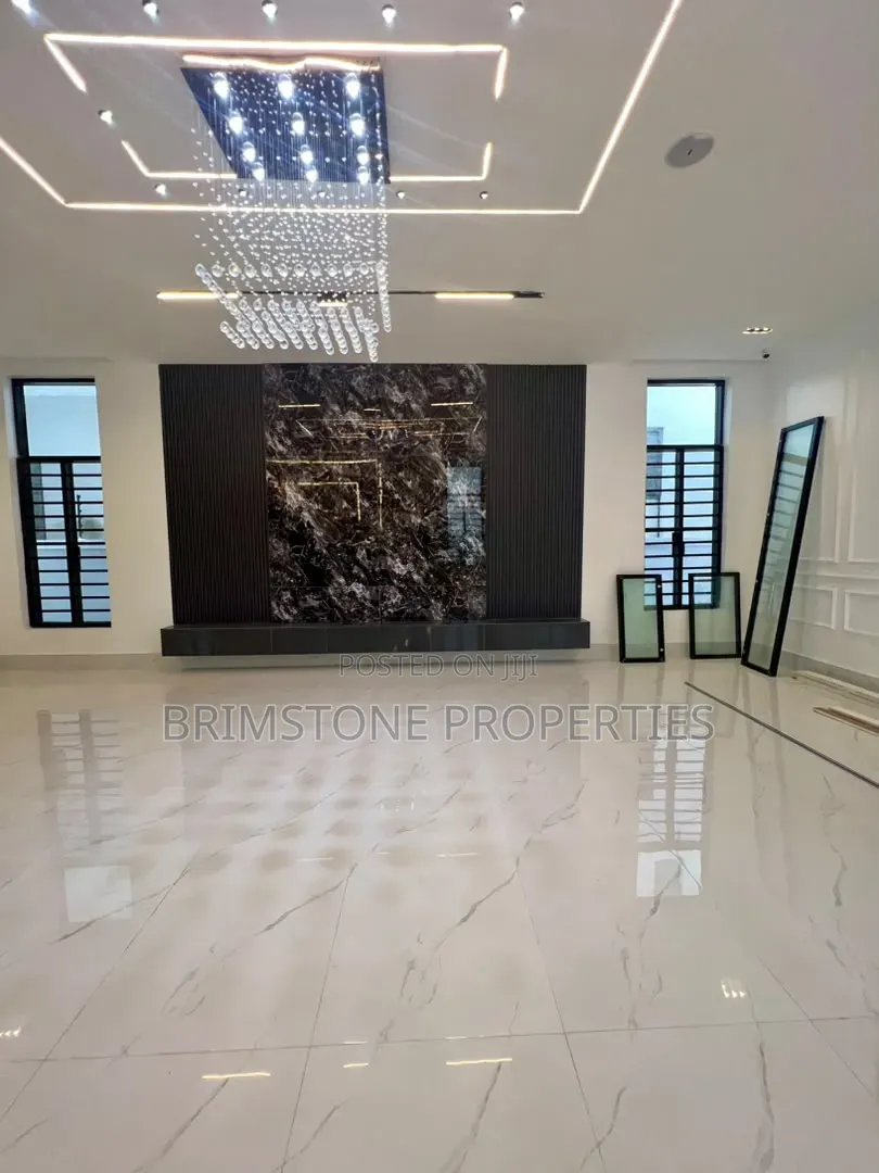 Furnished 5bdrm Duplex in Chevron for sale
