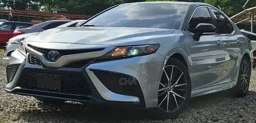 Toyota Camry SE 2022 Silver