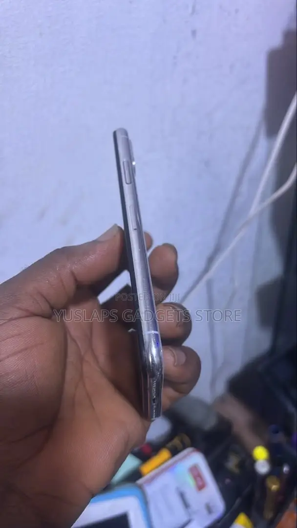 Apple iPhone X 64 GB White