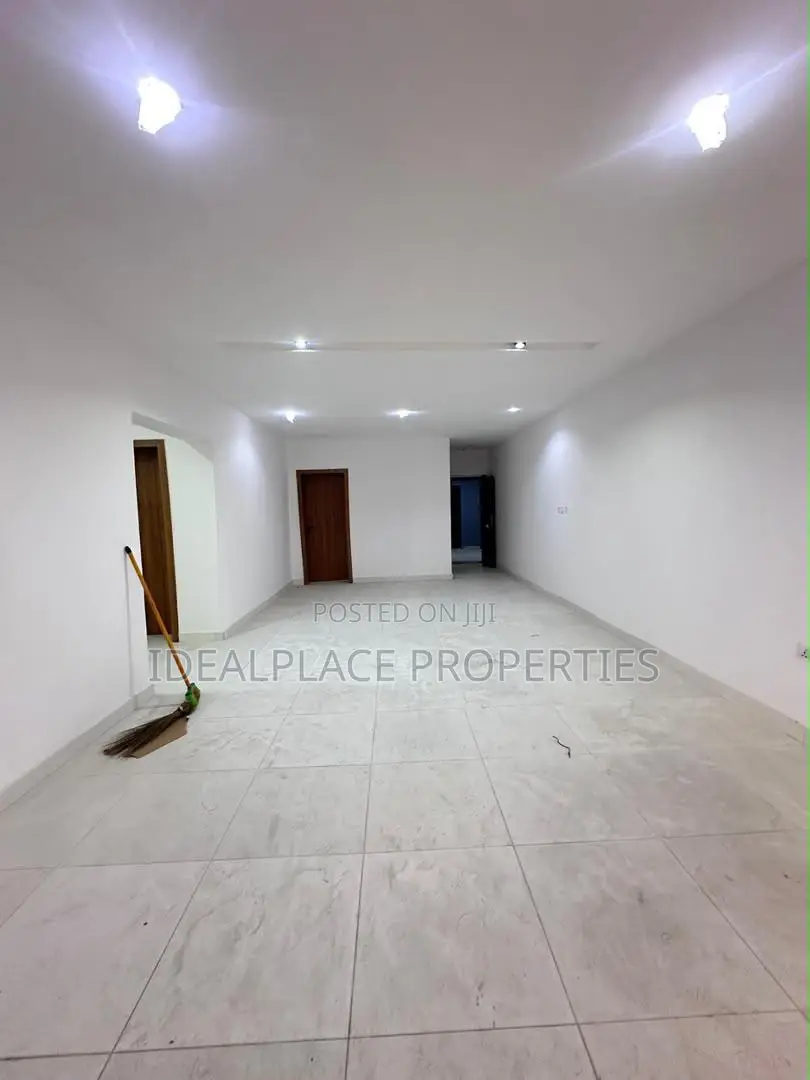 2bdrm Apartment in Lekki Phase 1 for rent