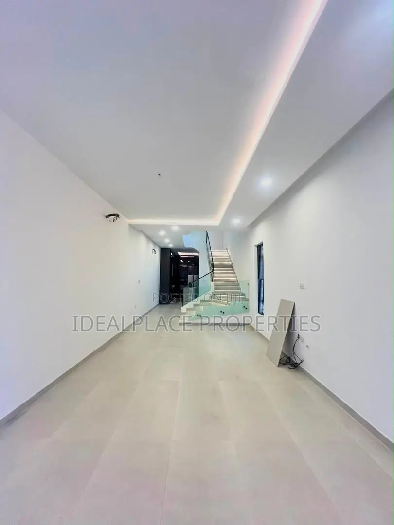 5bdrm House in Lekki Phase 1 for sale