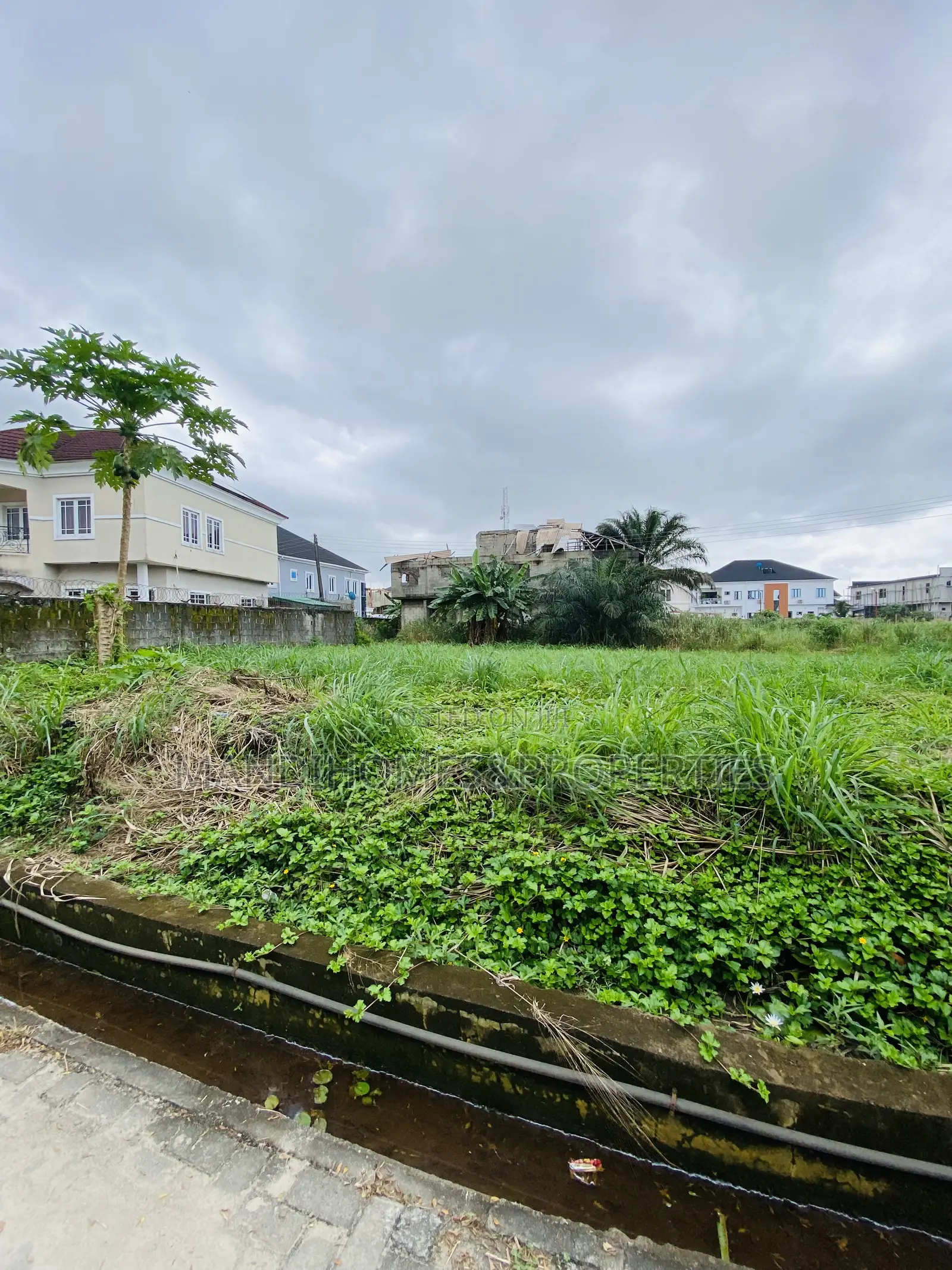 400 SQM Tables Dry Land on a Tarred Road