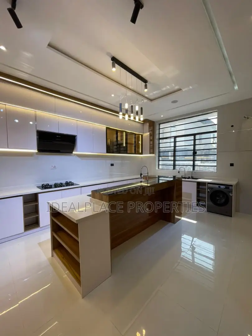 5bdrm Duplex in Ikota for sale