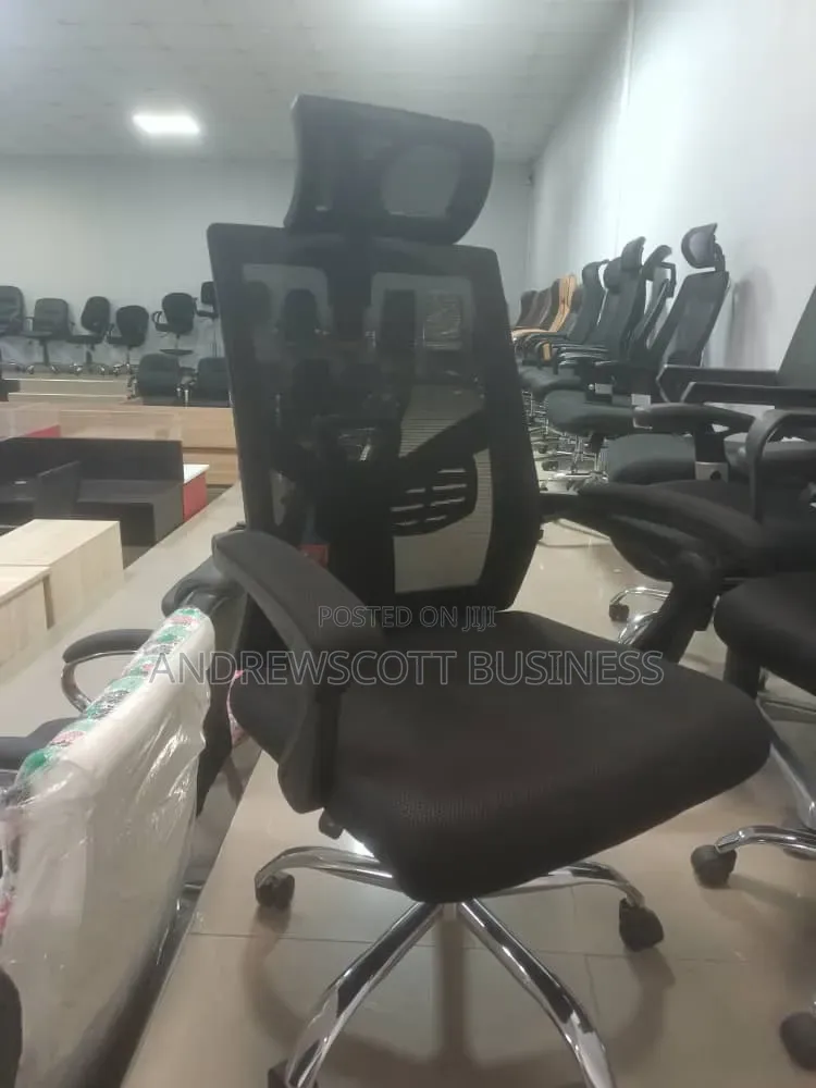 Brand New Executive Office Swivel Chair With Mesh Padded Foam Handles