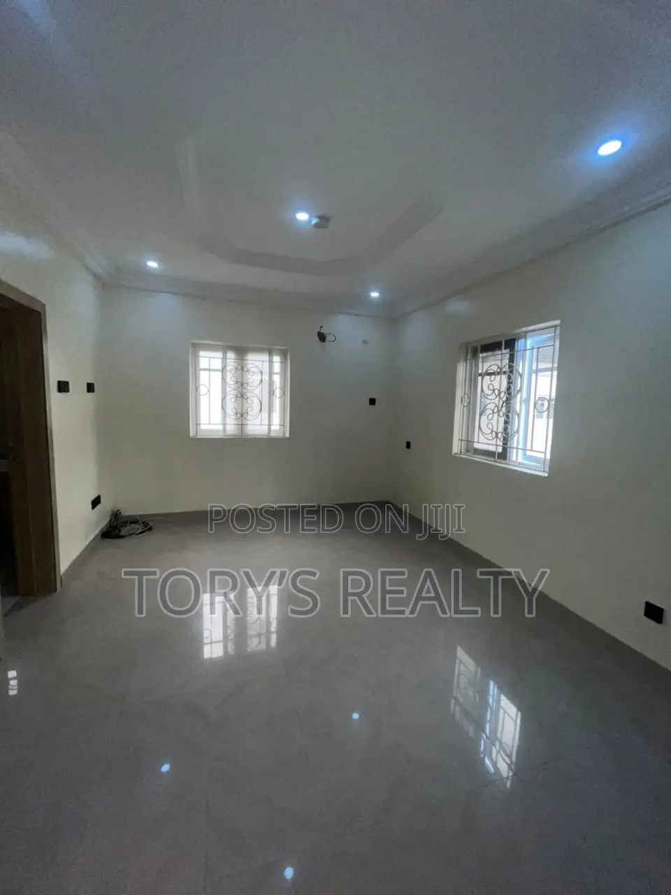 5bdrm Duplex in Chevron for rent