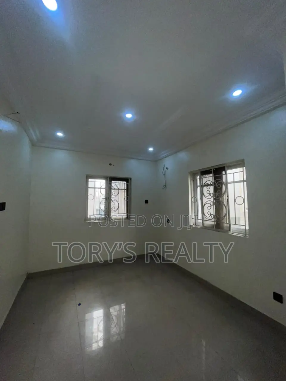 5bdrm Duplex in Chevron for rent