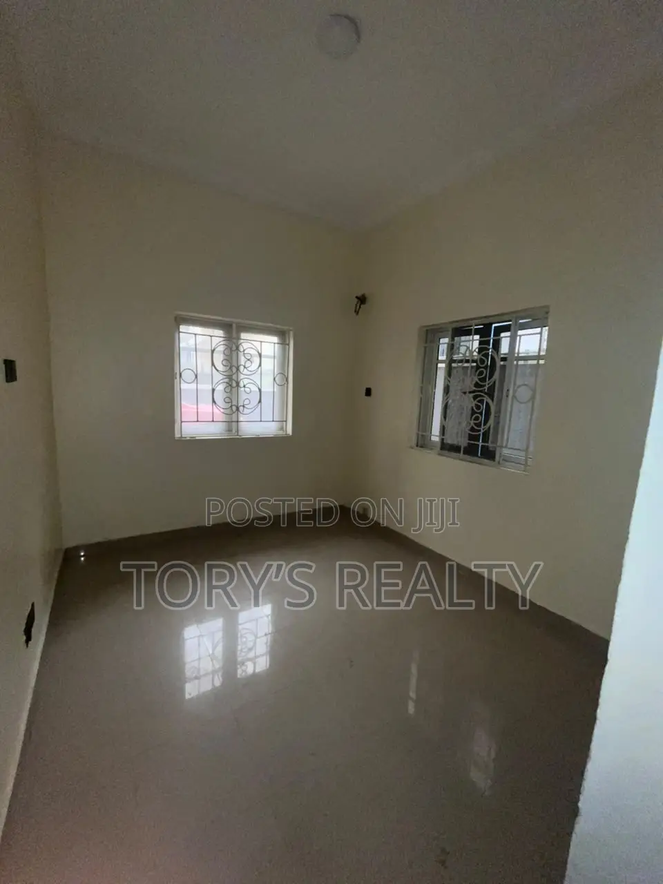 5bdrm Duplex in Chevron for rent