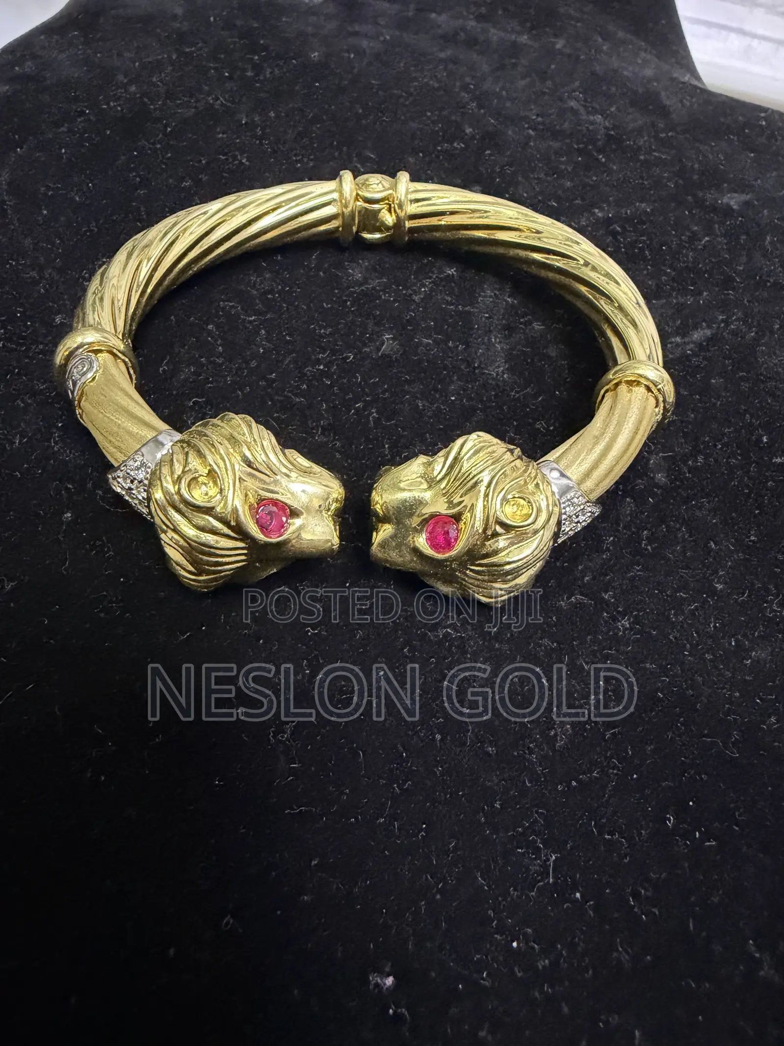 18karat Solid Gold Bangle Lion Head Design