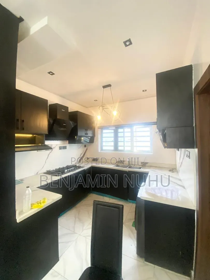 3bdrm Apartment in Lekki Phase 1 for rent