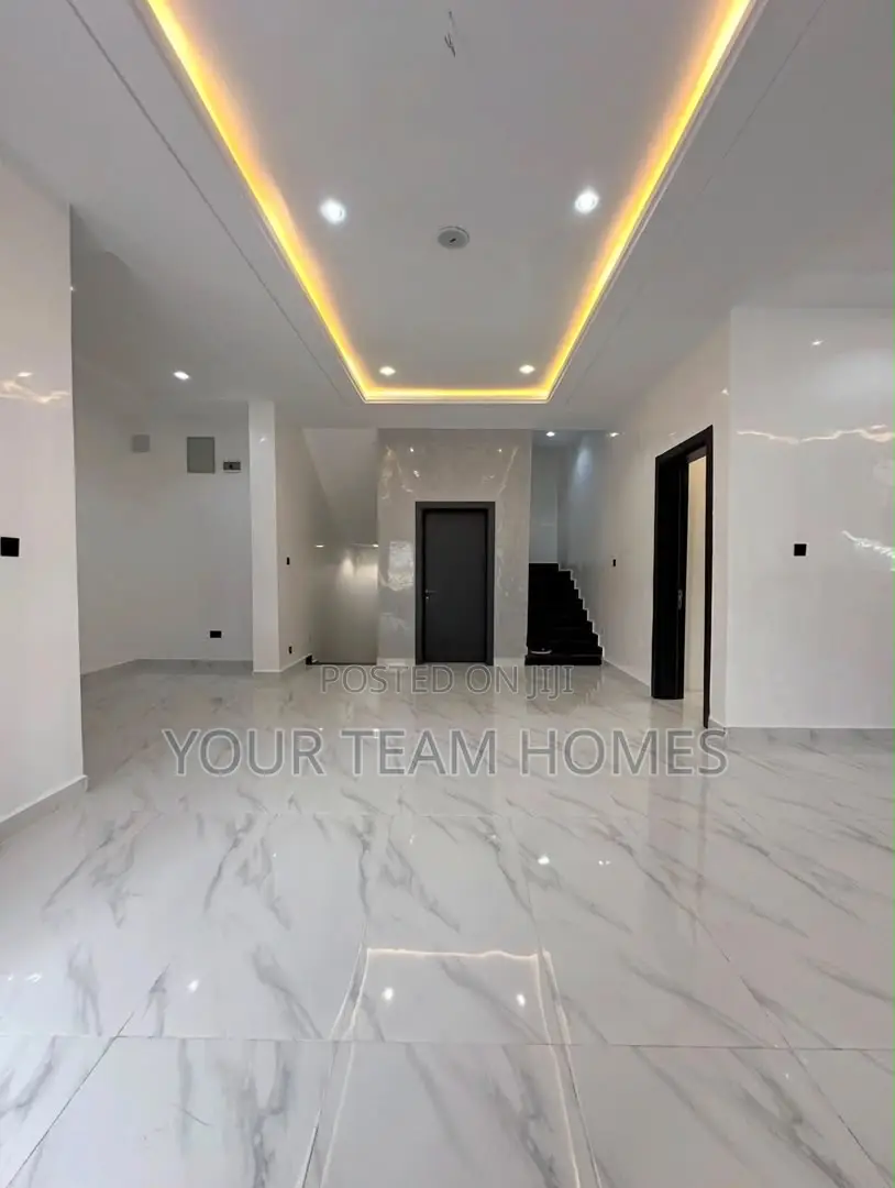 5bdrm Duplex in Apo for sale