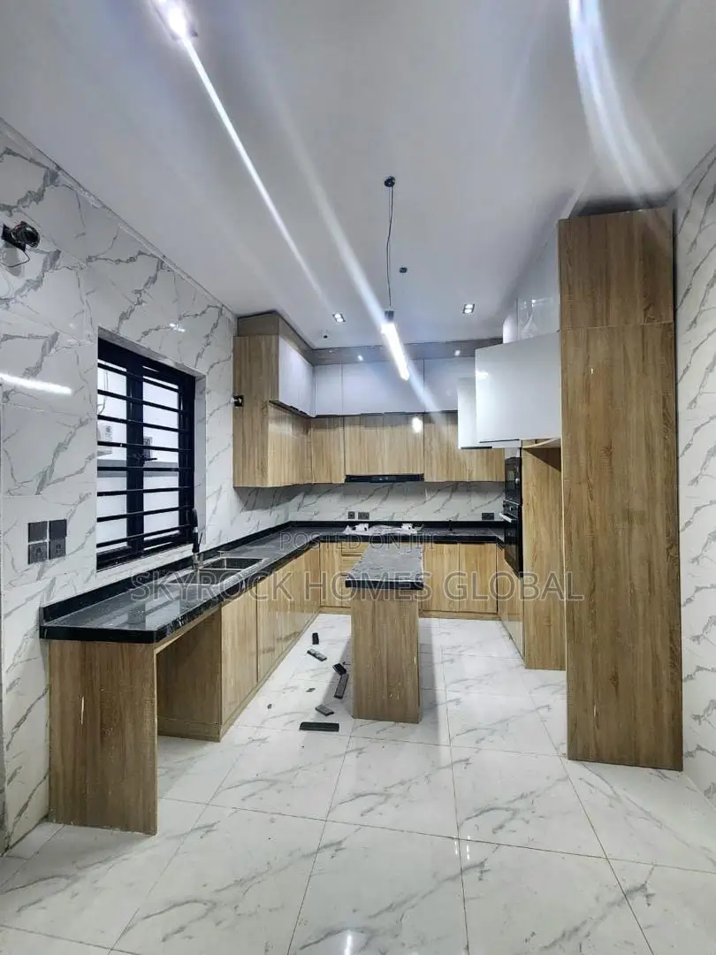 4bdrm Duplex in Chevron for rent