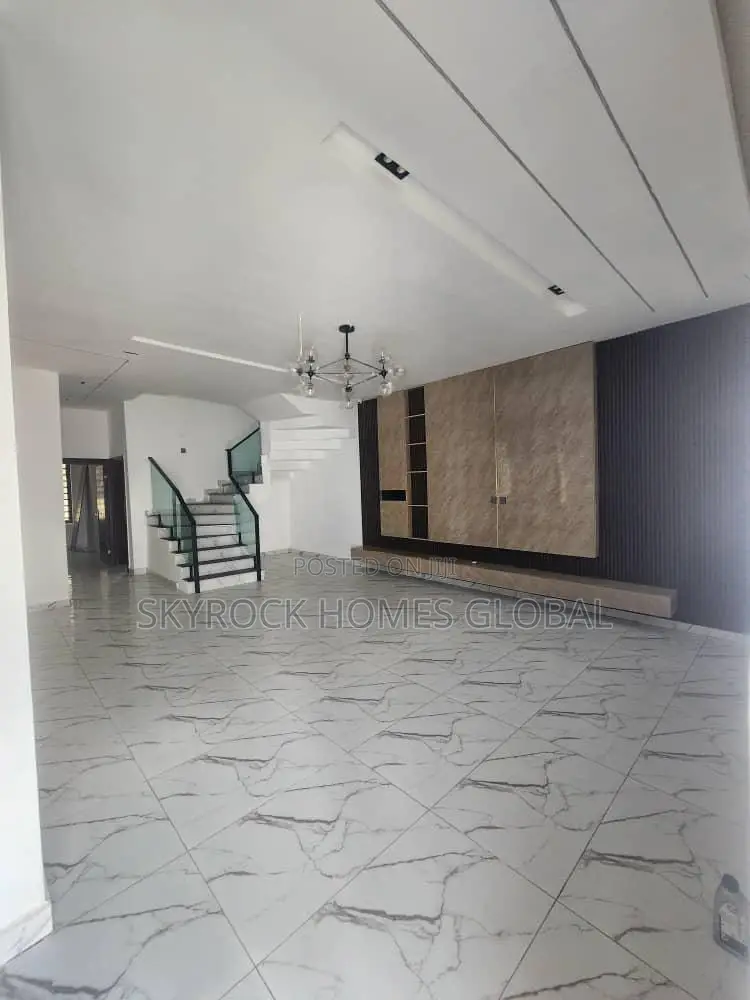4bdrm Duplex in Chevron for rent
