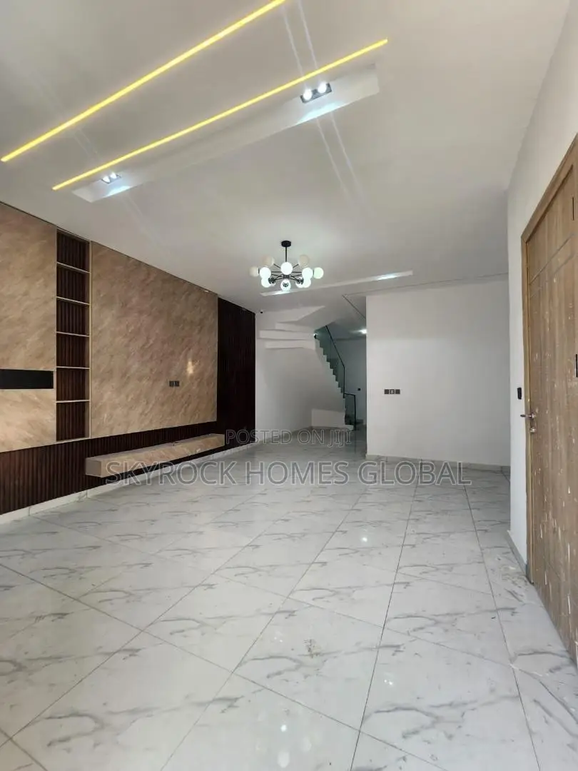4bdrm Duplex in Chevron for rent