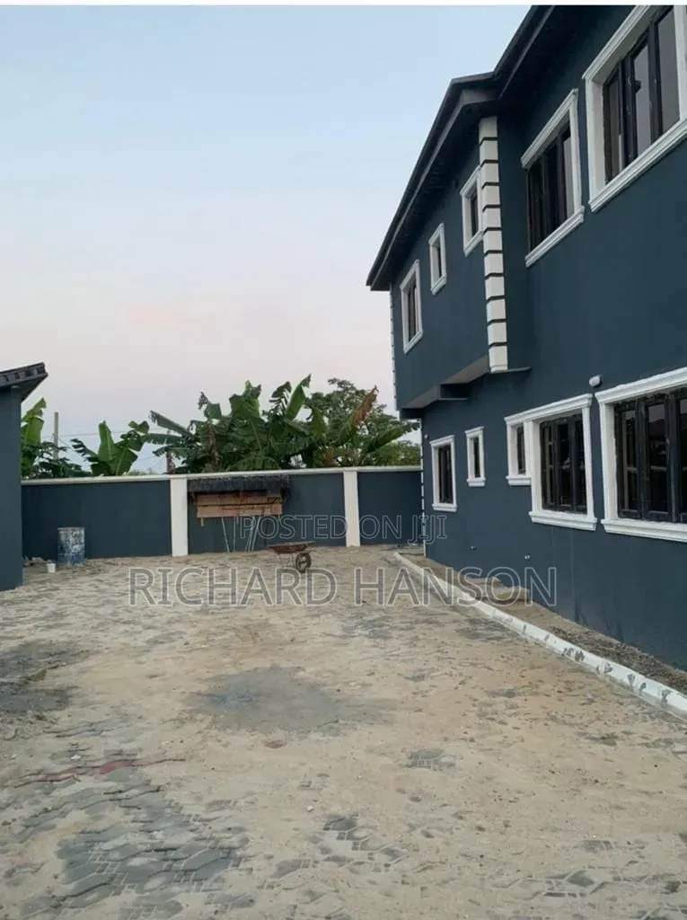 8bdrm Block of Flats in Close To Express, Awoyaya for sale