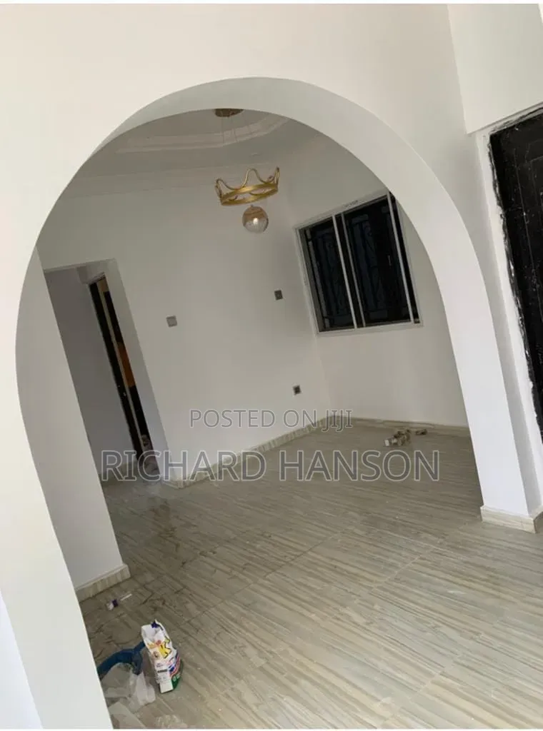 8bdrm Block of Flats in Close To Express, Awoyaya for sale