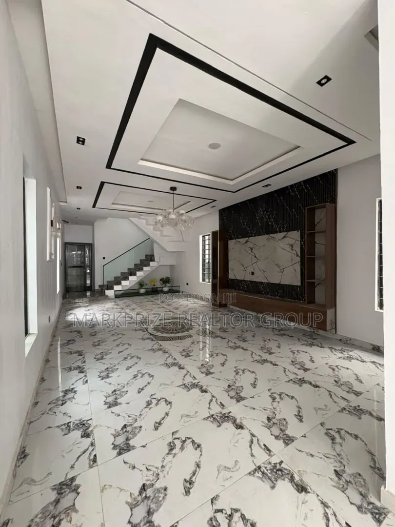 5bdrm Duplex in Lekki Conservative for sale