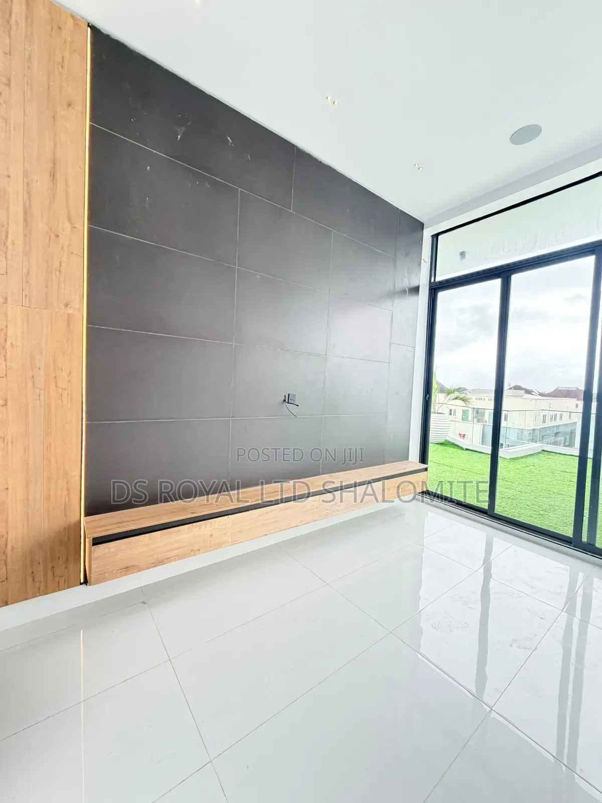 5bdrm Duplex in Ikota for sale
