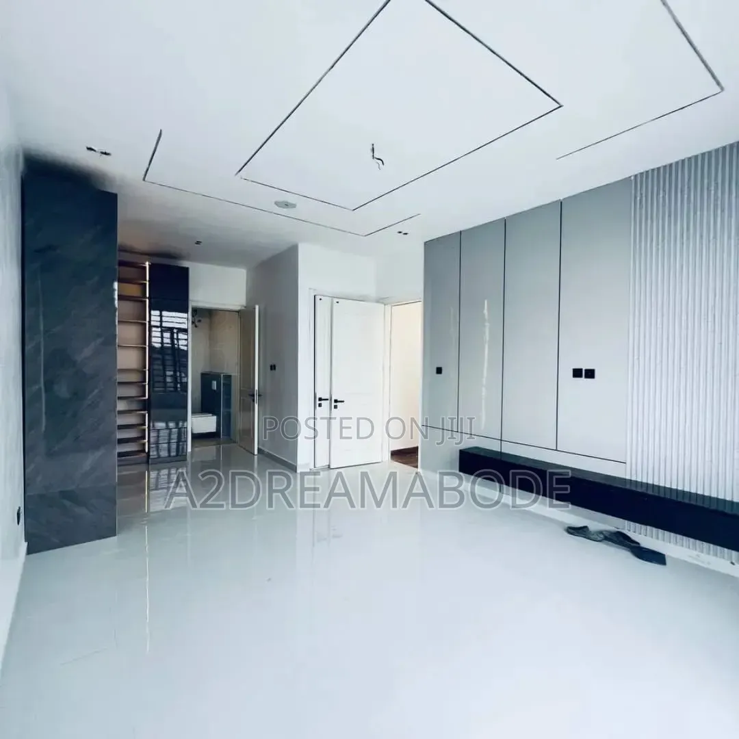 5bdrm Duplex in Chevron for sale