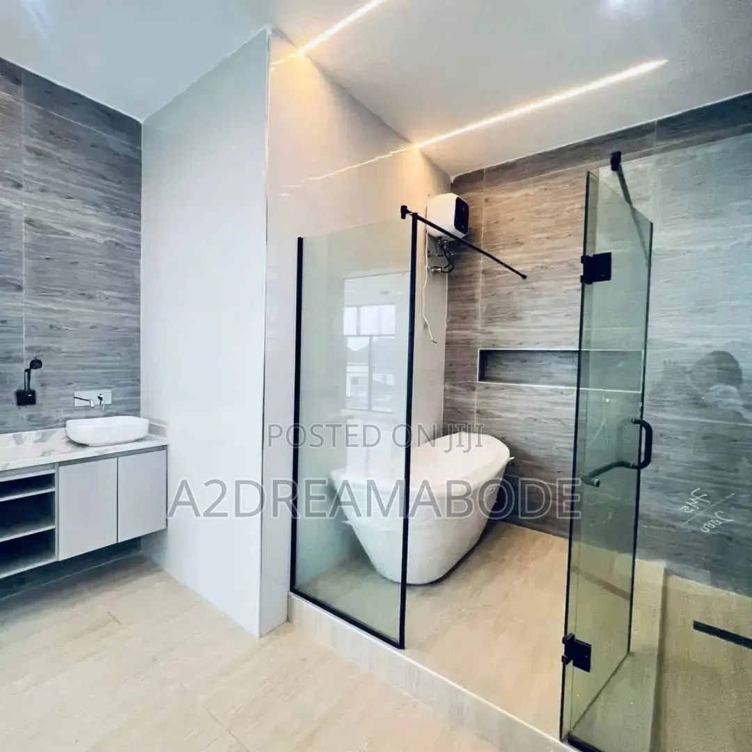 5bdrm Duplex in Chevron for sale