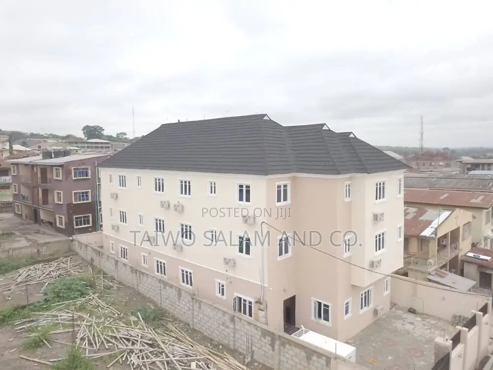 20bdrm Apartment in Agbowo for sale
