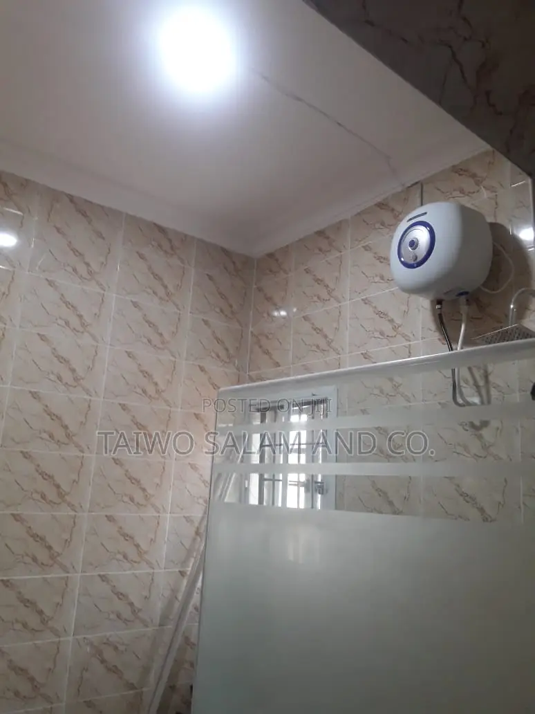 20bdrm Apartment in Agbowo for sale