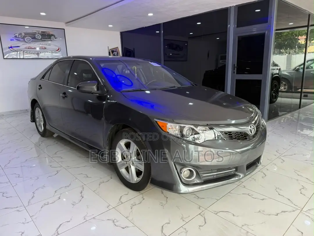 Toyota Camry SE 4dr Sedan (2.5L 4cyl 6A) 2013 Gray