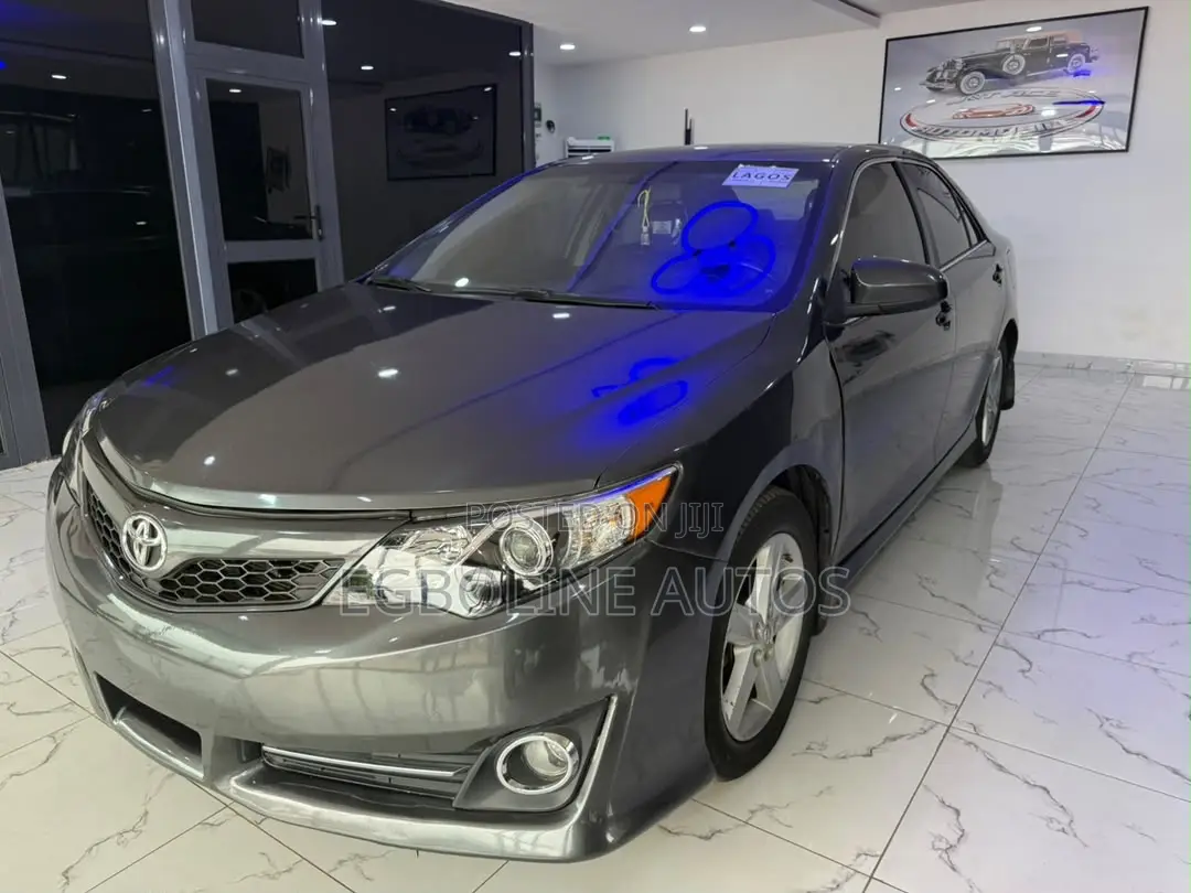 Toyota Camry SE 4dr Sedan (2.5L 4cyl 6A) 2013 Gray
