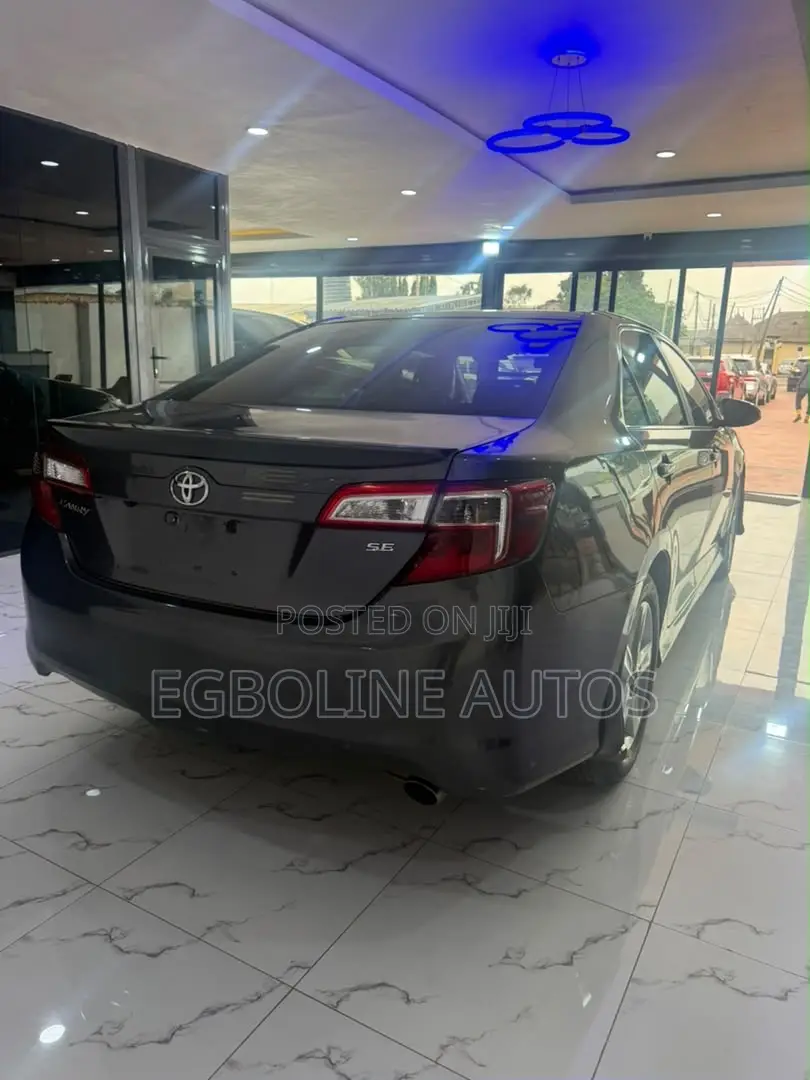 Toyota Camry SE 4dr Sedan (2.5L 4cyl 6A) 2013 Gray