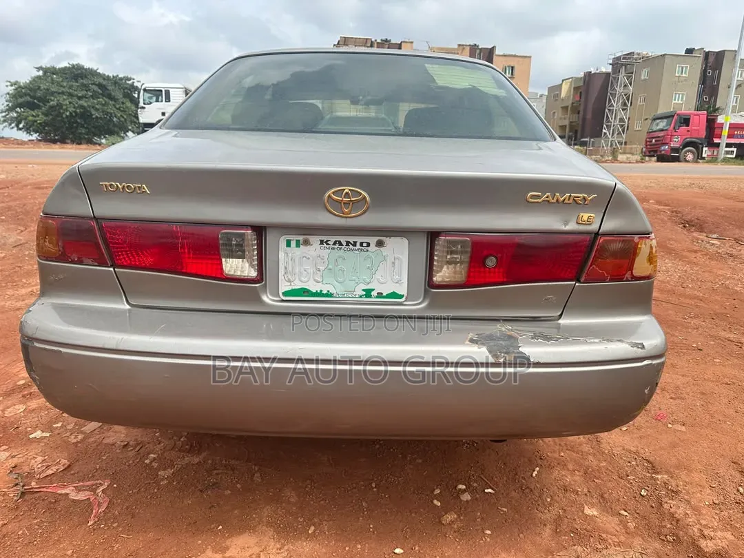 Toyota Camry LE 4dr Sedan (2.2L 4cyl 4A) 2001 Gold