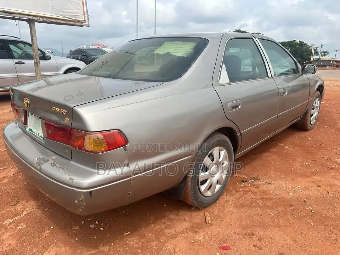 Toyota Camry LE 4dr Sedan (2.2L 4cyl 4A) 2001 Gold