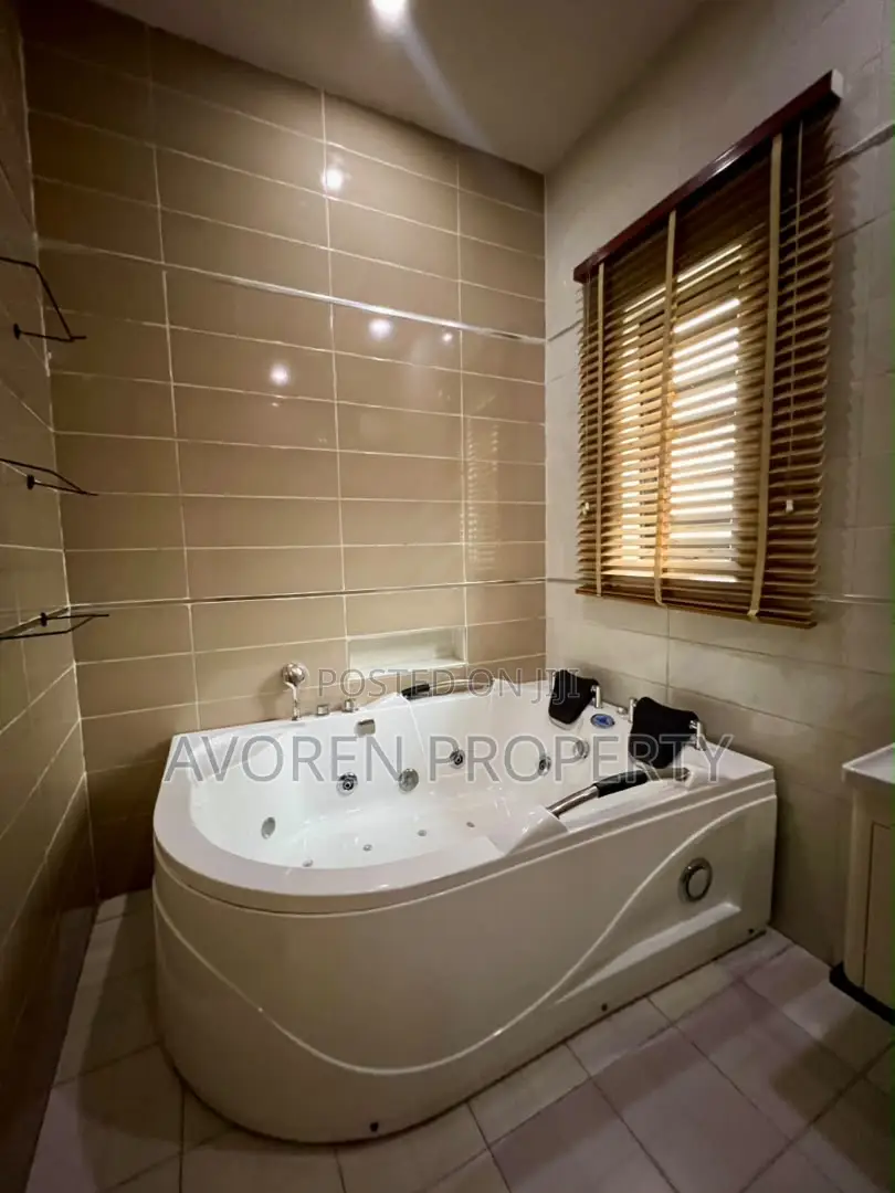Furnished 4bdrm Apartment in Lekki Phase 1 for sale
