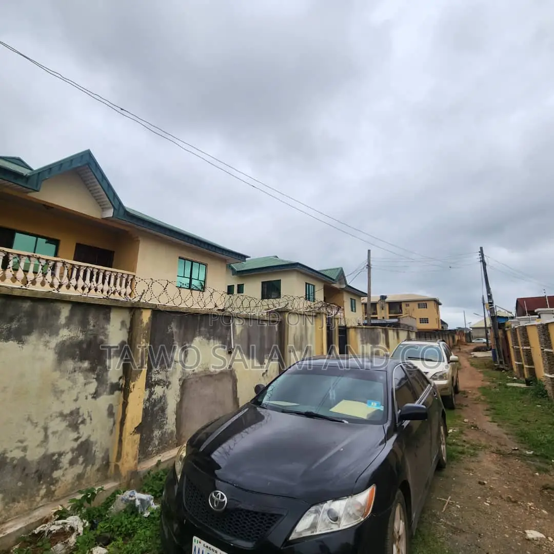 3bdrm Block of Flats in Ologuneru for sale