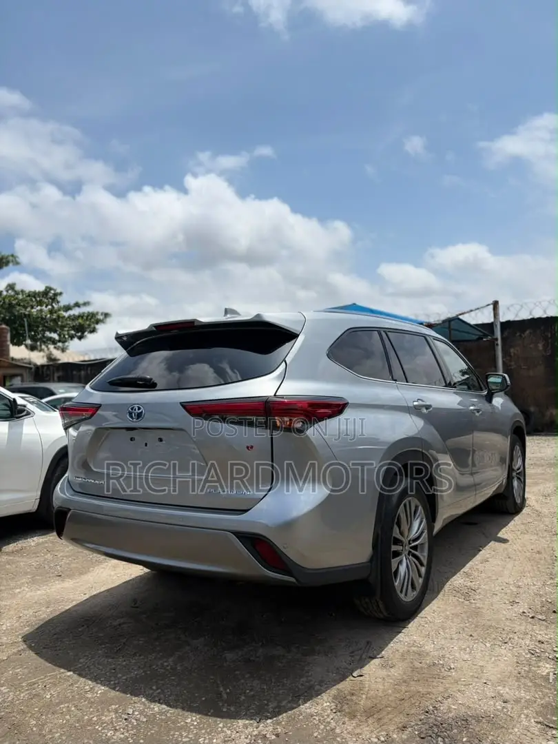 Toyota Highlander Platinum 2025 Gray
