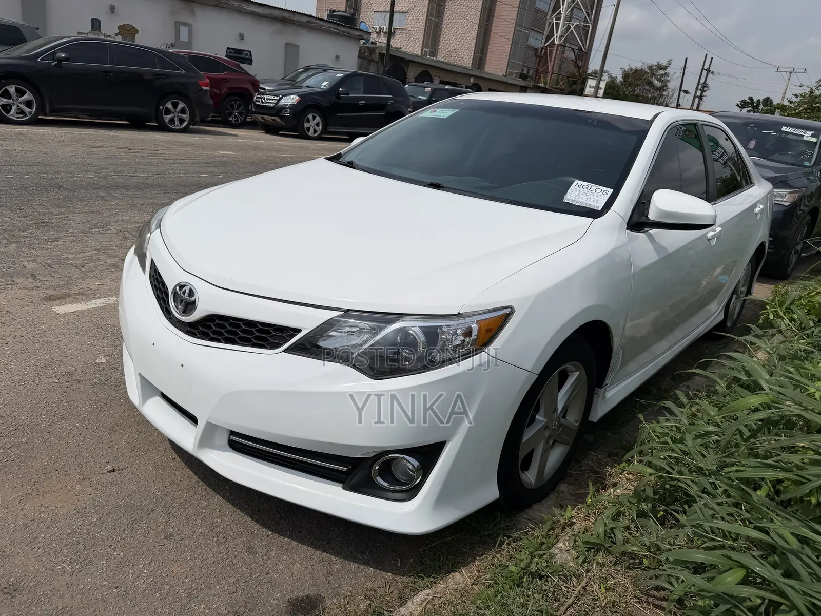 Toyota Camry SE 4dr Sedan (2.5L 4cyl 6A) 2014 White