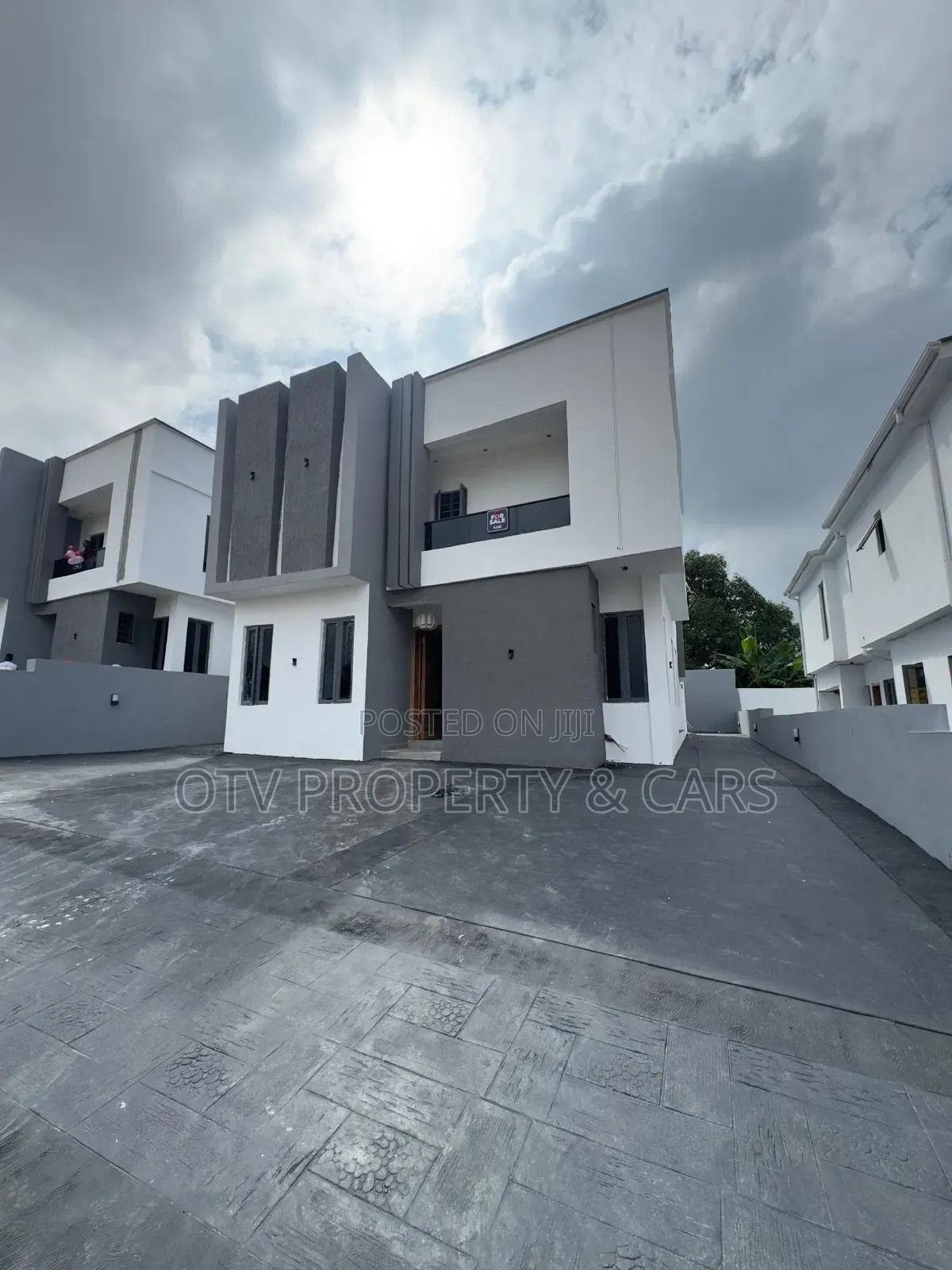 4bdrm Duplex in Jericho for sale