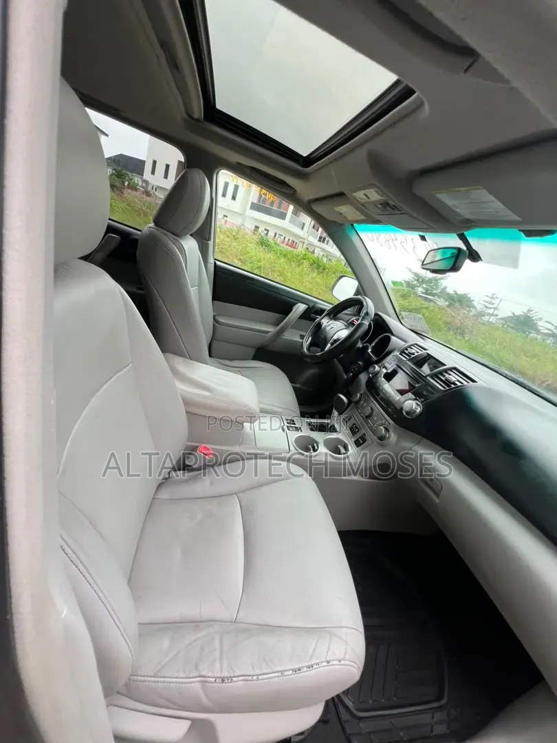 Toyota Highlander SE 2012 Silver