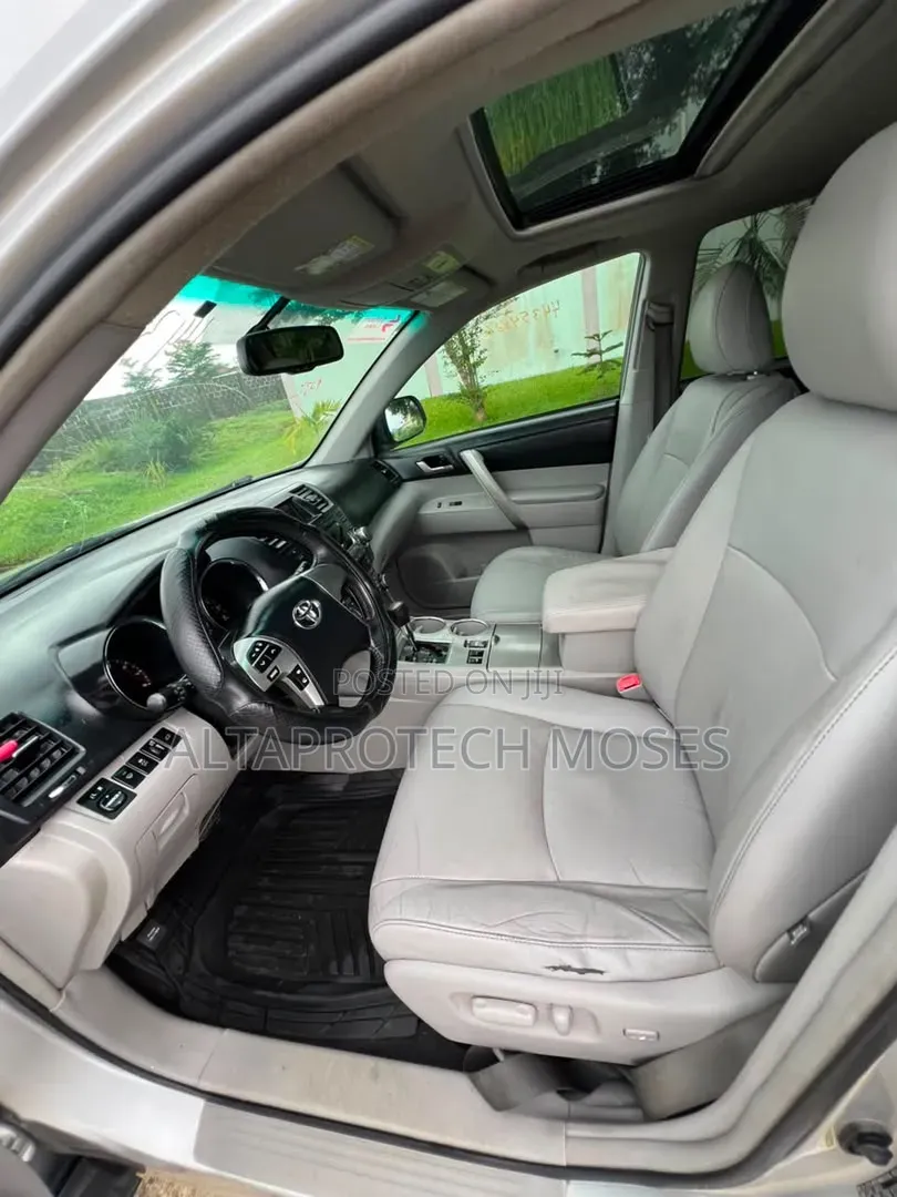 Toyota Highlander SE 2012 Silver