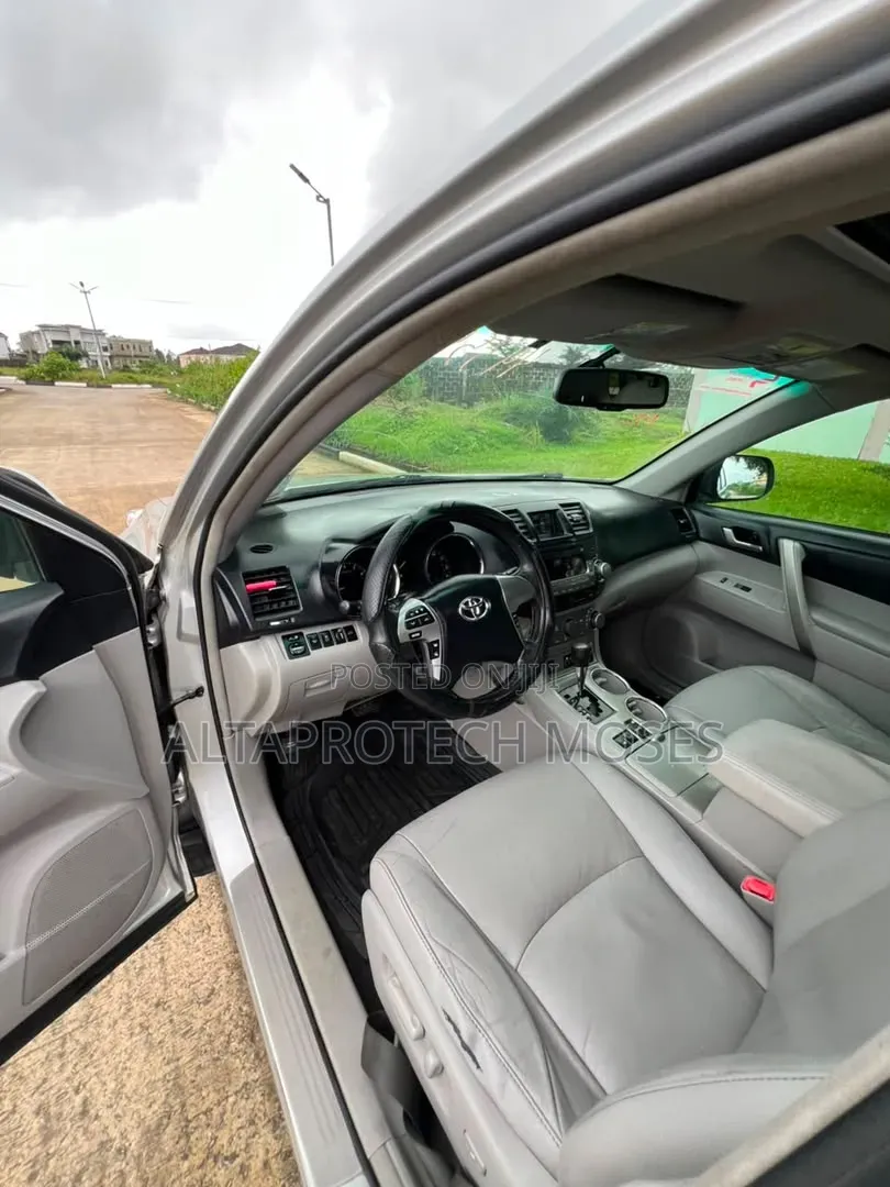Toyota Highlander SE 2012 Silver