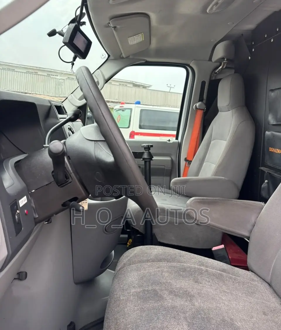 Ford E-150 Van 2011 White