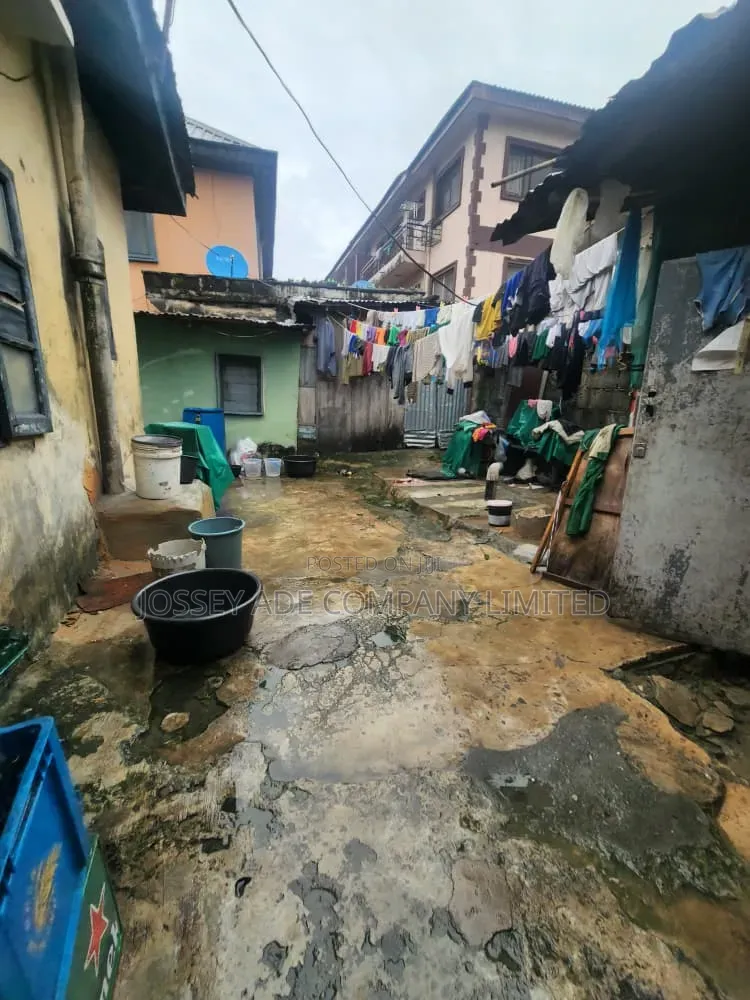 10bdrm Bungalow in Ojuelegba for sale