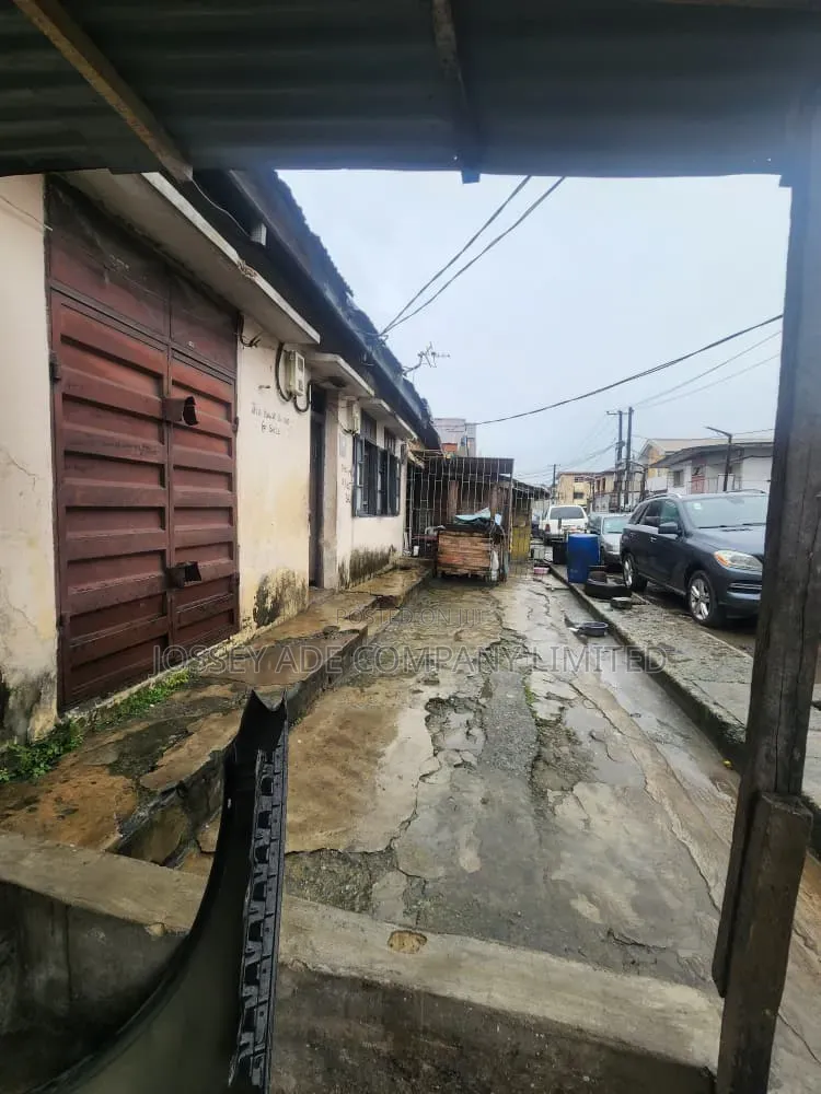 10bdrm Bungalow in Ojuelegba for sale