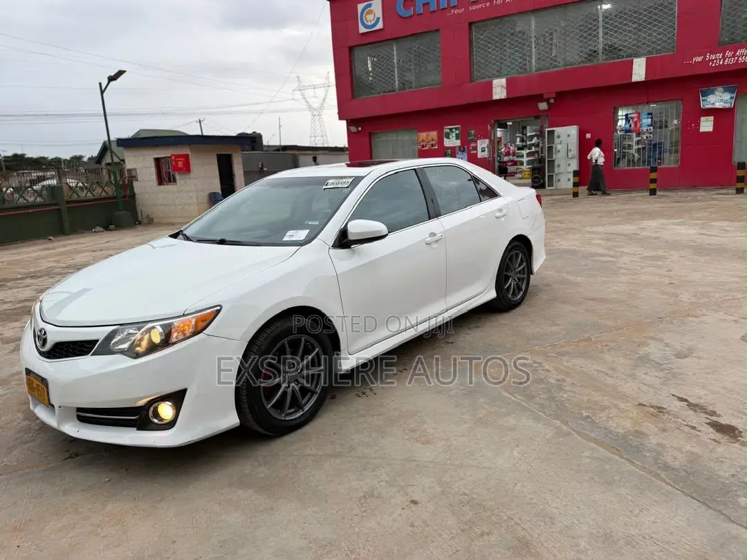 Toyota Camry SE V6 4dr Sedan (3.5L 6cyl 6A) 2012 White