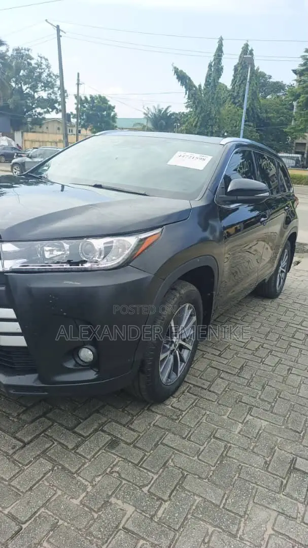 Toyota Highlander XLE 4x4 V6 (3.5L 6cyl 8A) 2018 Black