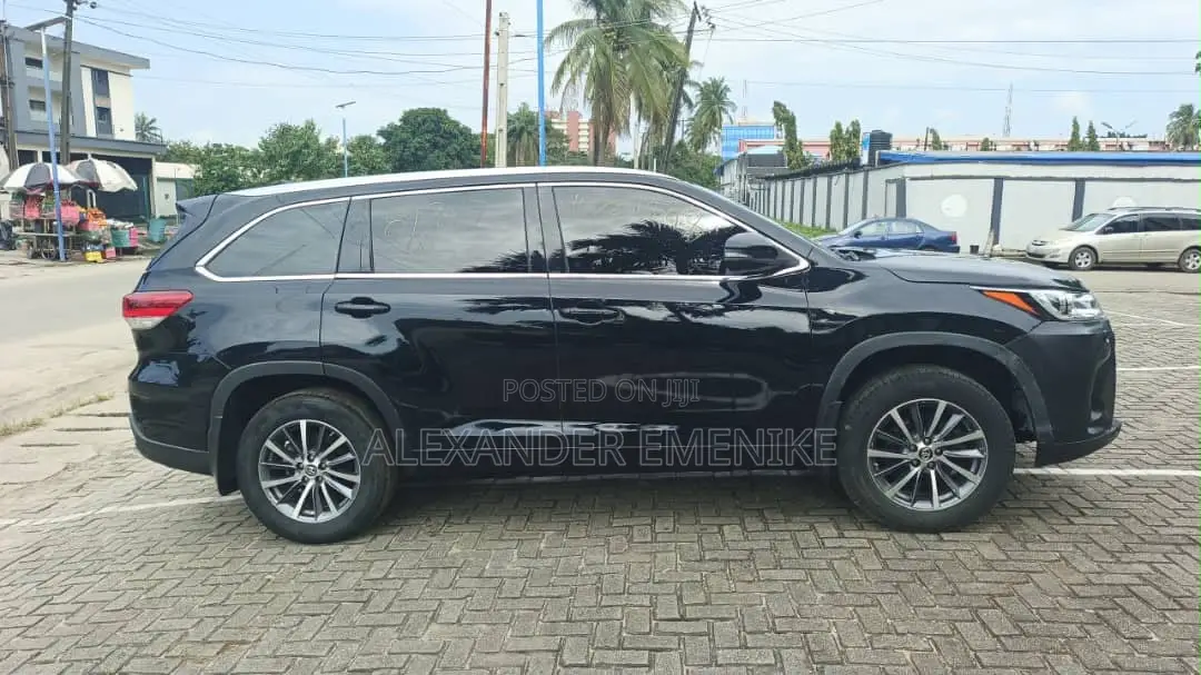 Toyota Highlander XLE 4x4 V6 (3.5L 6cyl 8A) 2018 Black