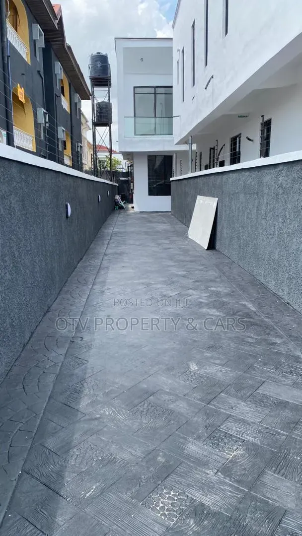 4bdrm Duplex in Agungi for sale