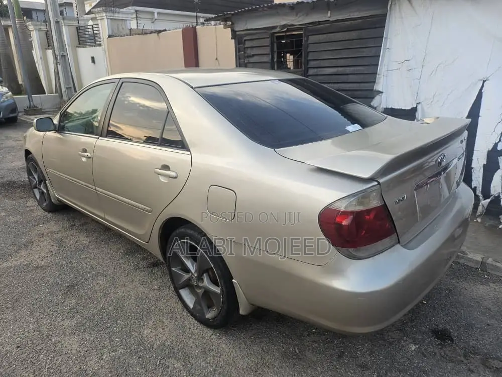 Toyota Camry XLE V6 4dr Sedan (3.0L 6cyl 5A) 2005 Silver