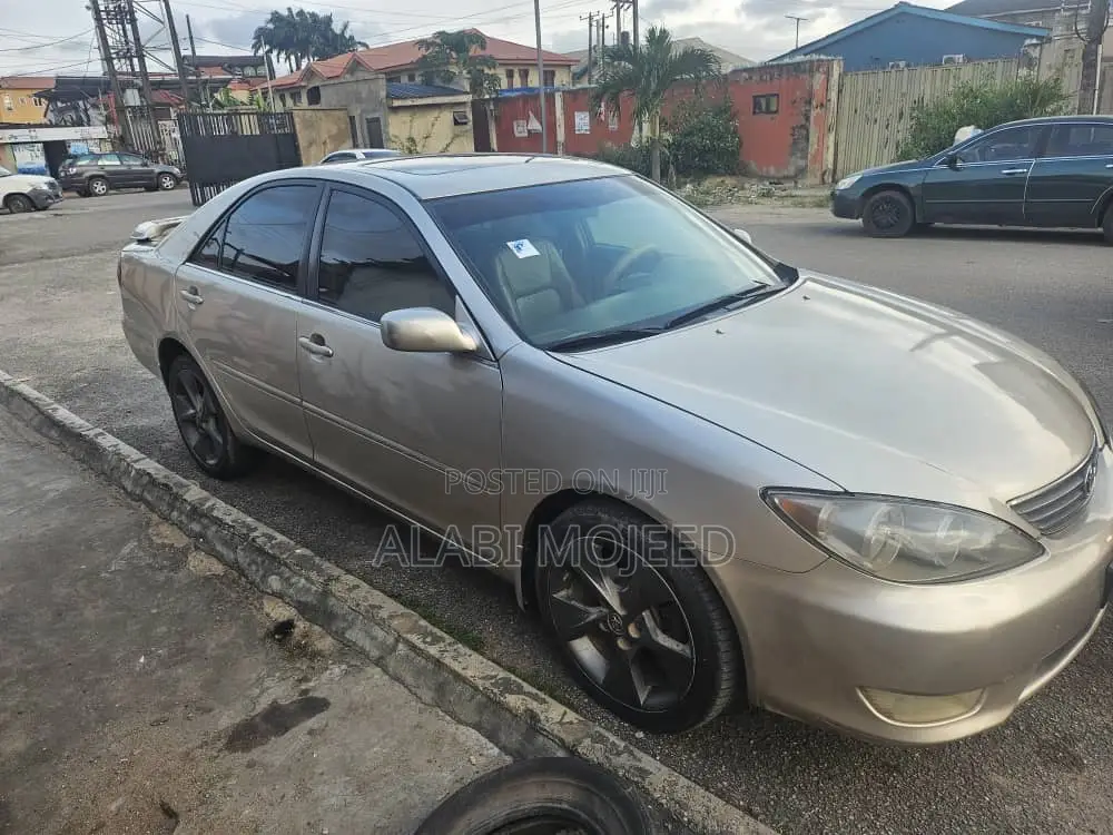 Toyota Camry XLE V6 4dr Sedan (3.0L 6cyl 5A) 2005 Silver